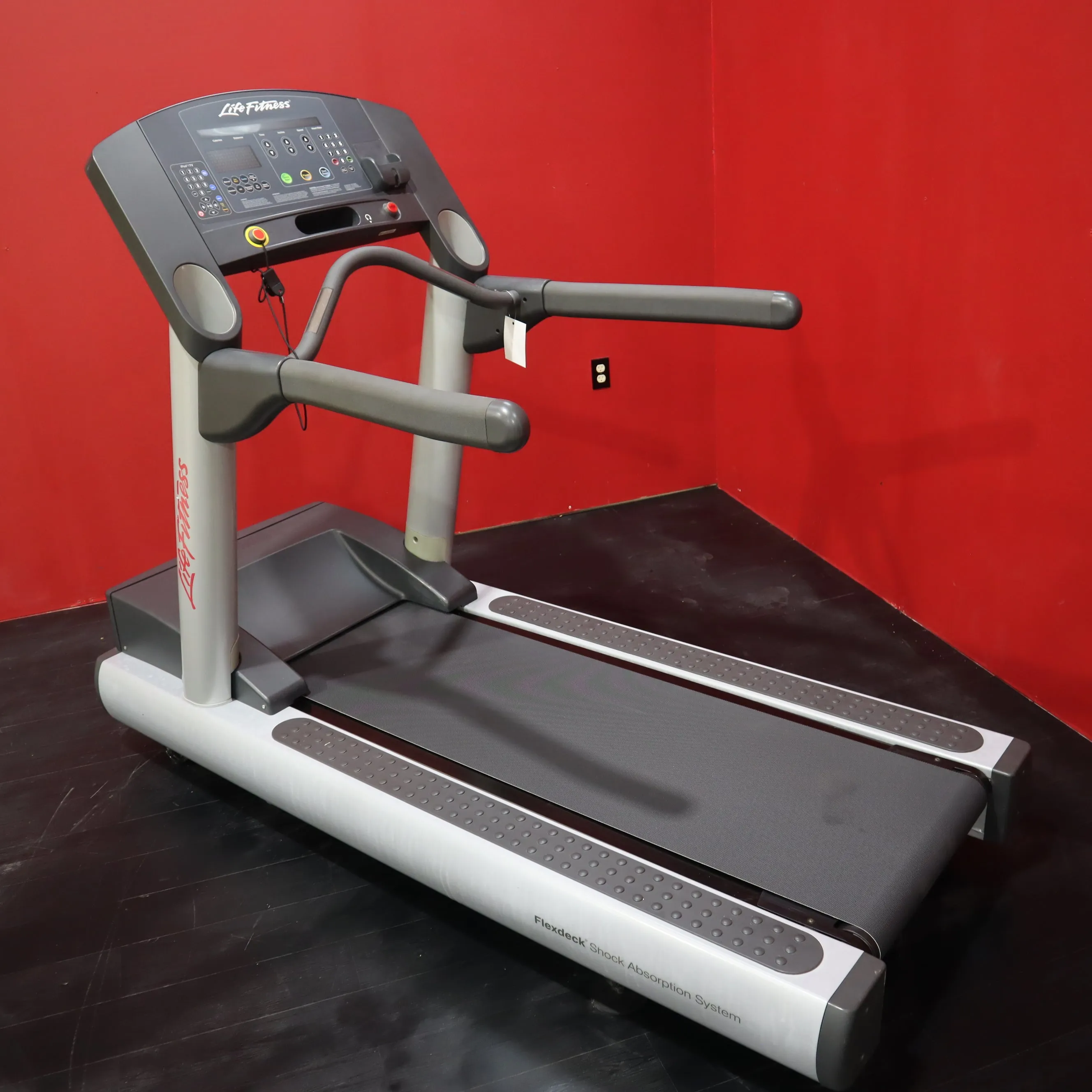 Life Fitness CLST Integrity Series Treadmill (Light Gray) *Refurbished*